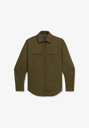 Groen olijfgroen overhemd met lange mouwen, knopen en kraag, met twee borstzakken met knopen, plat uitgespreid tegen een witte achtergrond.