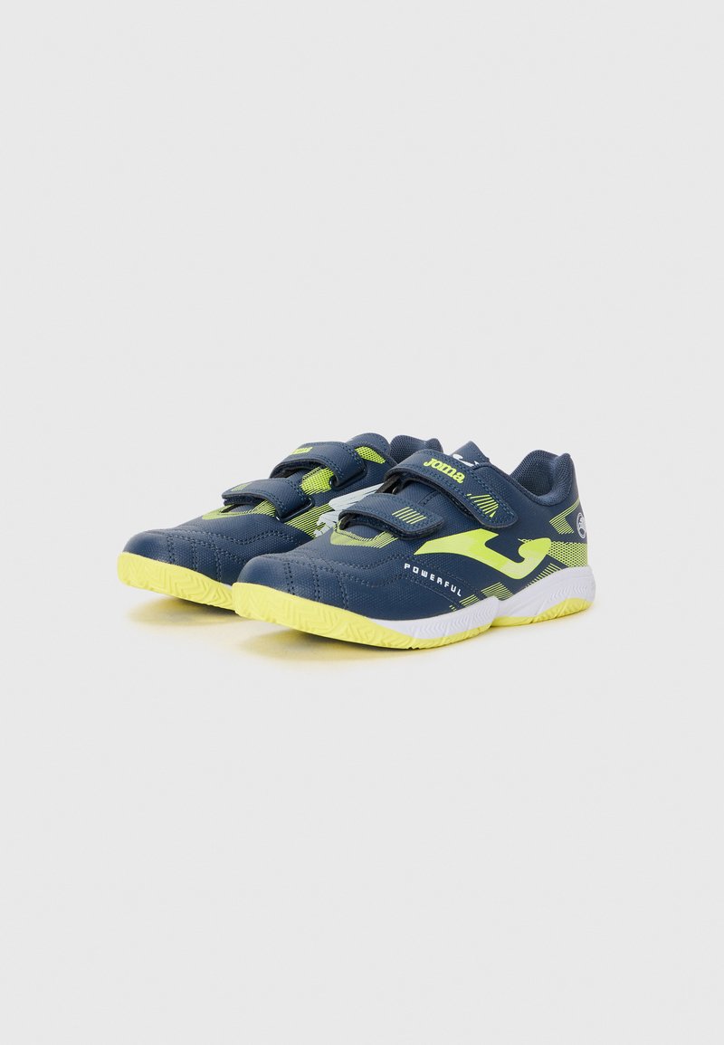 Zapatillas deportivas azul marino con acentos verdes, con tiras de velcro, superficie texturizada y una suela blanca y amarilla con patrón.