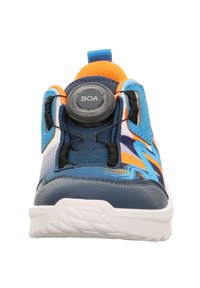 Niebieski i pomarańczowy but sportowy z teksturowaną cholewką, wyposażony w system zaciskowy BOA, wyściełany język i białą gumową podeszwę.