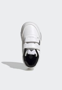 Białe skórzane sneakersy z regulowanymi zapięciami na rzepy, czarnym wnętrzem i gumową podeszwą. Posiadają teksturowaną cholewkę oraz detal z logo na języku.