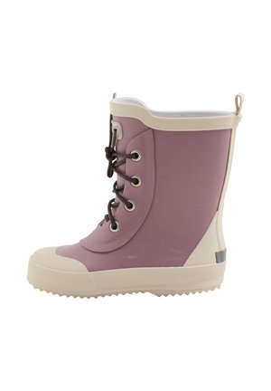 Bota de lluvia de goma morada con suela y detalles blancos, cordones en la parte delantera y suela con textura. Incluye una anilla en la parte trasera para facilitar su colocación.