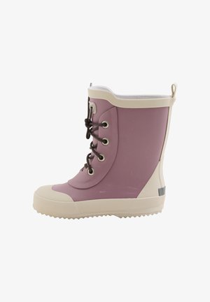 Fioletowy gumowy kalosz z białą podeszwą i dodatkami, sznurowany z przodu, z teksturowaną podeszwą. Posiada pętlę z tyłu ułatwiającą zakładanie.