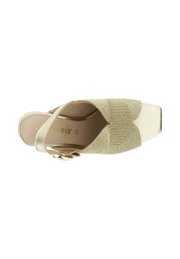 Scarpa slingback beige con tomaia in tessuto testurizzato, punta quadrata, dettagli metallici sul tacco e cinturino regolabile con fibbia. Fodera interna liscia.