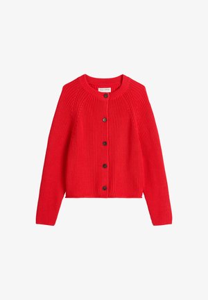 Roter gestrickter Cardigan mit rundem Ausschnitt, gerippter Textur und fünf schwarzen Knöpfen auf der Vorderseite. Verkürzte Länge und lange Ärmel.