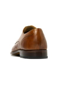 Hnědá kožená bota s kulatou patou, hladkou strukturou, jemným šitím a dřevěnou podrážkou. Pohled zepředu.