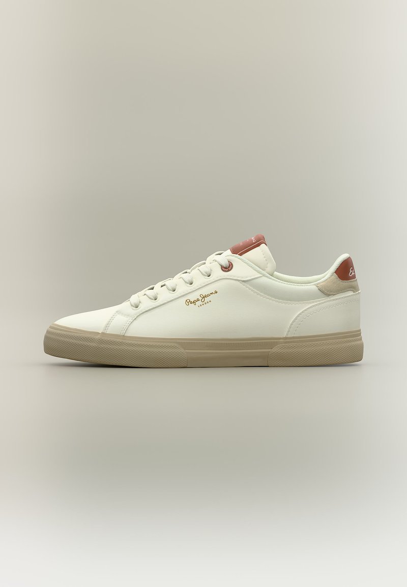 Λευκό sneaker χαμηλού τύπου με μπεζ σόλα, καφέ λεπτομέρειες στη φτέρνα και τη γλώσσα, και λογότυπο "Pepe Jeans London" στο πλάι.