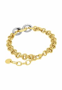 Pulsera de cadena de oro con eslabones entrelazados, acentos plateados y un cierre seguro con una pequeña etiqueta. Textura suave, acabado pulido.