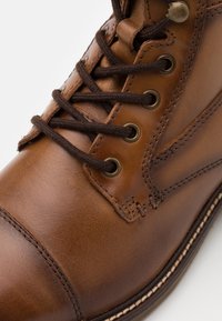 Pier One Snørestøvletter - cognac