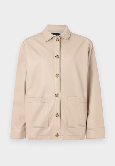 Beesvärk, mis on valmistatud siledast kangast, millel on krae, esine nupuga sulgemine ja kaks suurt plekk-taskut.