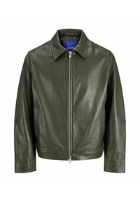 Chaqueta de cuero verde oliva con cremallera frontal, cuello tipo pico y mangas largas, que presenta una textura suave y un diseño minimalista.