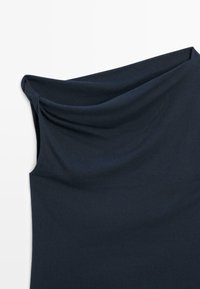 Marineblaues ärmelloses Top mit drapiertem asymmetrischem Ausschnitt, glattem Stoff und dezenten Falten auf weißem Hintergrund.