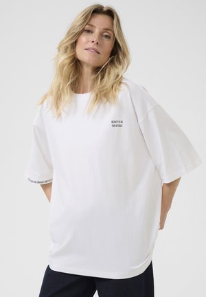 Weißes, übergroßes T-Shirt aus glattem Baumwollmaterial, mit kurzen Ärmeln und schwarzen Textdrucken auf der Vorderseite und dem Ärmel.