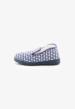 Blauwe en witte slip-on schoen met een patroon, voorzien van een zachte textiele bovenkant, ronde neus en een flexibele rubberen zool. Accenten met een comfortabele voering.