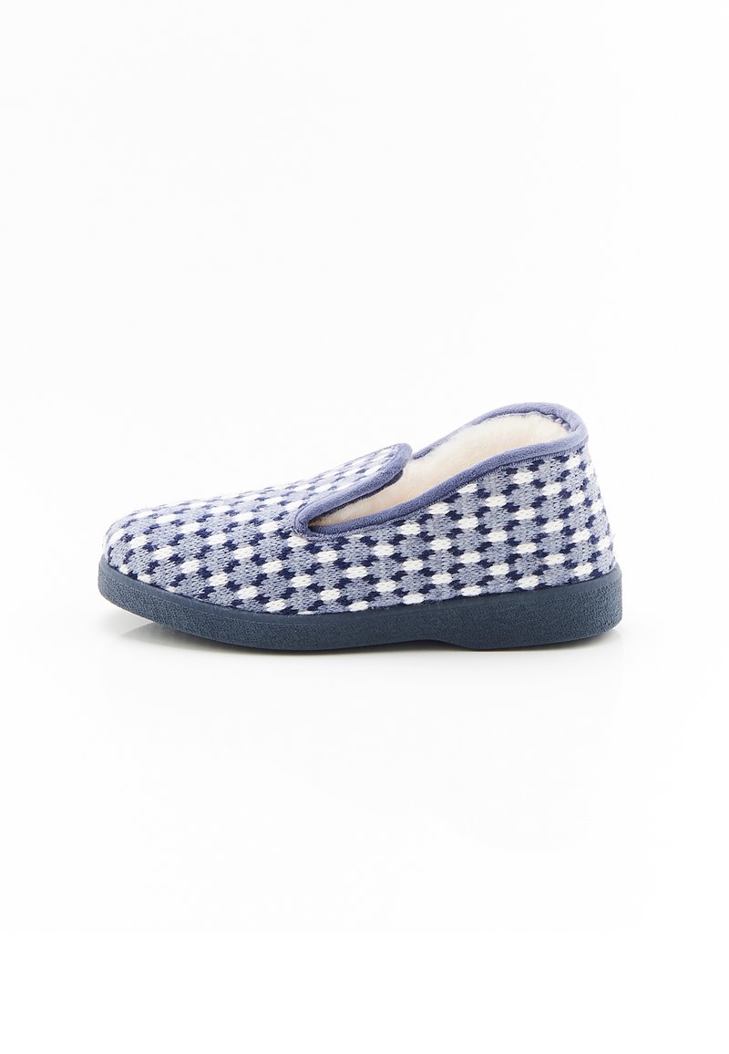 Blauwe en witte slip-on schoen met een patroon, voorzien van een zachte textiele bovenkant, ronde neus en een flexibele rubberen zool. Accenten met een comfortabele voering.