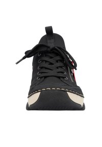 Sneakers noirs avec une tige en tissu texturé, bout rond et semelle en caoutchouc beige. Présentent des lacets noirs et un accent rouge contrastant.