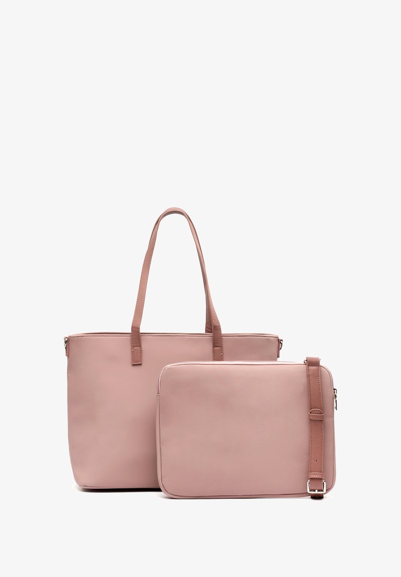 Rosa læder tote bag med to lange håndtag og en matchende aftagelig rektangulær pung med en rem. Glat, mat tekstur, minimal design.
