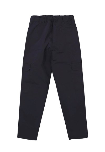 Pantaloni cargo navy con vita elastica, tasche laterali e due tasche cargo sui lati. Realizzati in tessuto resistente, con una vestibilità dritta.