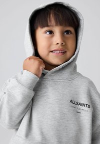 Felpa grigia con cappuccio caratterizzata da testo ricamato "ALLSAINTS", tessuto morbido e tasca a marsupio. Il cappuccio è foderato, con polsini e orlo a coste.