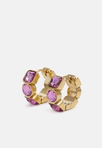 Zlaté kruhové náušnice s růžovými fasetovanými krystaly ve čtvercových a kulatých tvarech, vytvářející geometrický design s viditelnými detaily hardwaru.