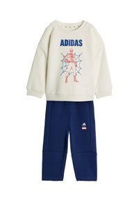 Krémová mikina s modrým nápisom „ADIDAS“ a červenou grafikou Spider-Mana, kombinovaná s tmavomodrými nohavicami s logami Adidas a Marvel.
