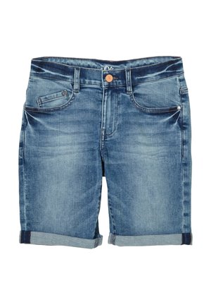 Pantalones cortos de mezclilla azul con puños enrollados, bolsillos frontales y para monedas, y una cinturilla con cierre de botón.