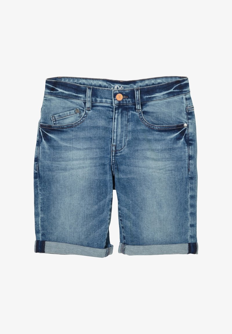 Shorts en denim bleu avec des ourlets roulés, poches avant et poches à monnaie, et une taille à fermeture à bouton.