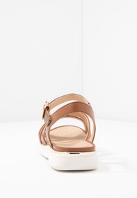 Ruske nahkakengät useilla remmeillä, med en spänneaccent, vadderad fotbädd och en vit gummioutsole. Öppna bakdesign.