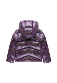 Giacca a vento viola con una texture lucida, cappuccio e design trapuntato. Presenta cuciture orizzontali e verticali per l'isolamento.