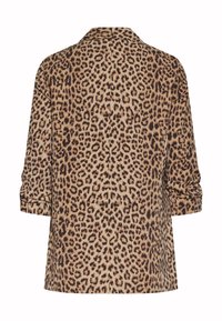 Blus med leopardmönster, som har en krage, trekvartslånga ärmar och en avslappnad passform. Tyget är slätt med en matt yta.