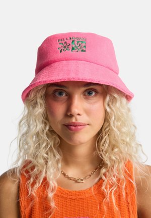 Różowy kapelusz typu bucket z teksturowanej tkaniny z zielonym haftem w motywy kwiatowe. Miękry, szeroki rondo w casualowym stylu.