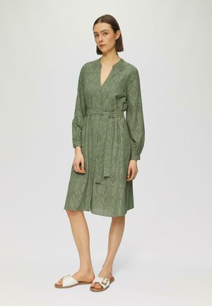 A-SHAPE MIT LOCHSTICKEREI UND V AUSSCHNITT - Robe chemise - olivgrün