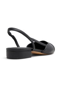 Mustat nahkaiset slingback-kengät, joissa on pyöreä kärki ja matala lohkojalka. Ominaisuuksina minimalistinen muotoilu ja sileä pinta.