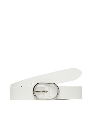 Biały skórzany pasek z owalną srebrną metalową klamrą, pokazany zwinięty z wyciągniętym końcem, na białym tle.