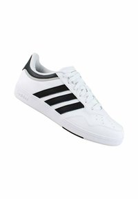 Scarpe da ginnastica bianche con tre strisce nere, materiale in pelle liscia, punta rotonda, design con lacci e suola in gomma testurizzata.