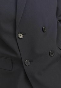 Doppelreiher-Blazer aus dunkelblauem Stoff, mit vier schwarzen Knöpfen, glatter Textur und einem Taschenboden.