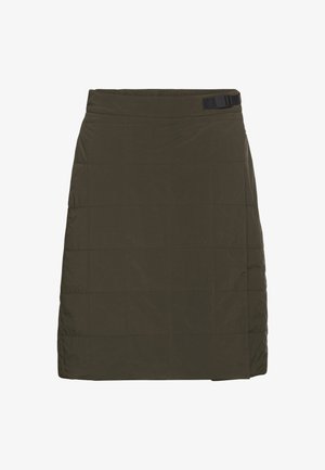 Gonna trapuntata fino al ginocchio in verde oliva scuro. Presenta una texture liscia con cuciture orizzontali e verticali. Include un accento con una fibbia nera.