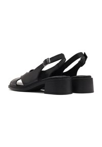 Sandali slingback in pelle nera con design a punta aperta, cinturino con fibbia in argento e tacco a blocco texture.