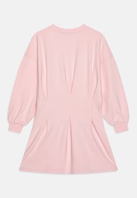Vestido rosa claro com um ajuste solto, apresentando mangas bufantes longas e detalhes pregueados nas costas. Feito de um tecido macio e suave.