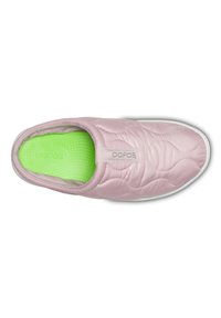Scarpa slip-on rosa trapuntata con una soletta verde testurizzata, punta arrotondata e suola in gomma bianca. Presenta un'etichetta con il marchio sul lato.