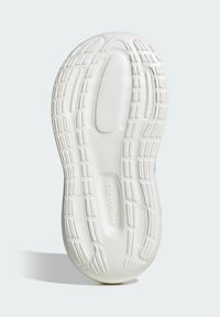 Λευκή εξωτερική σόλα αθλητικού παπουτσιού με υφασμένο σχέδιο, αυλακώσεις και λεία τμήματα. Διαθέτει τη λέξη "CLOUDFOAM" στο κέντρο.