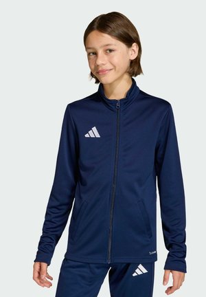 Marineblauwe zip-up jas gemaakt van glad, lichtgewicht materiaal met een hoge kraag en een wit Adidas-logo op de linkerborst.
