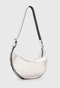 Borsa a spalla in pelle argentata metallica con forma curva, cuciture a contrasto nere e tracolla regolabile. Caratterizzata da una chiusura con cerniera.