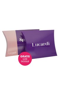 Paarse en roze sieradenverpakking met een glanzende afwerking. Heeft rondingen, een gedurfde "Lucardi" branding en een ronde "Gratis Luxe Doosje" label.