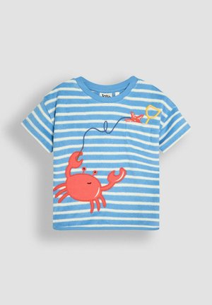 Blauw-witte gestreepte T-shirt met korte mouwen, voorzien van een applicatie van een rode krab en een gele schep op de borstzak. Van katoen.