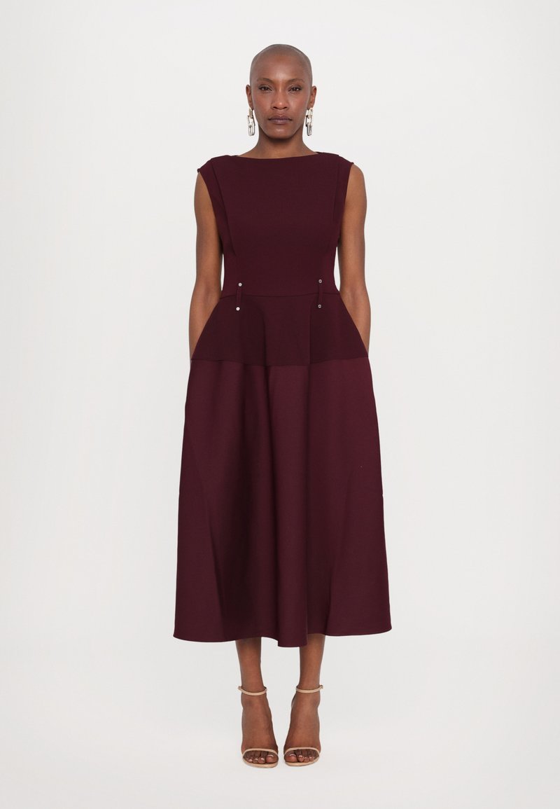 Stine Goya SLEEVELESS BOAT NECK MIDI DRESS - Cocktailkjole - aubergine