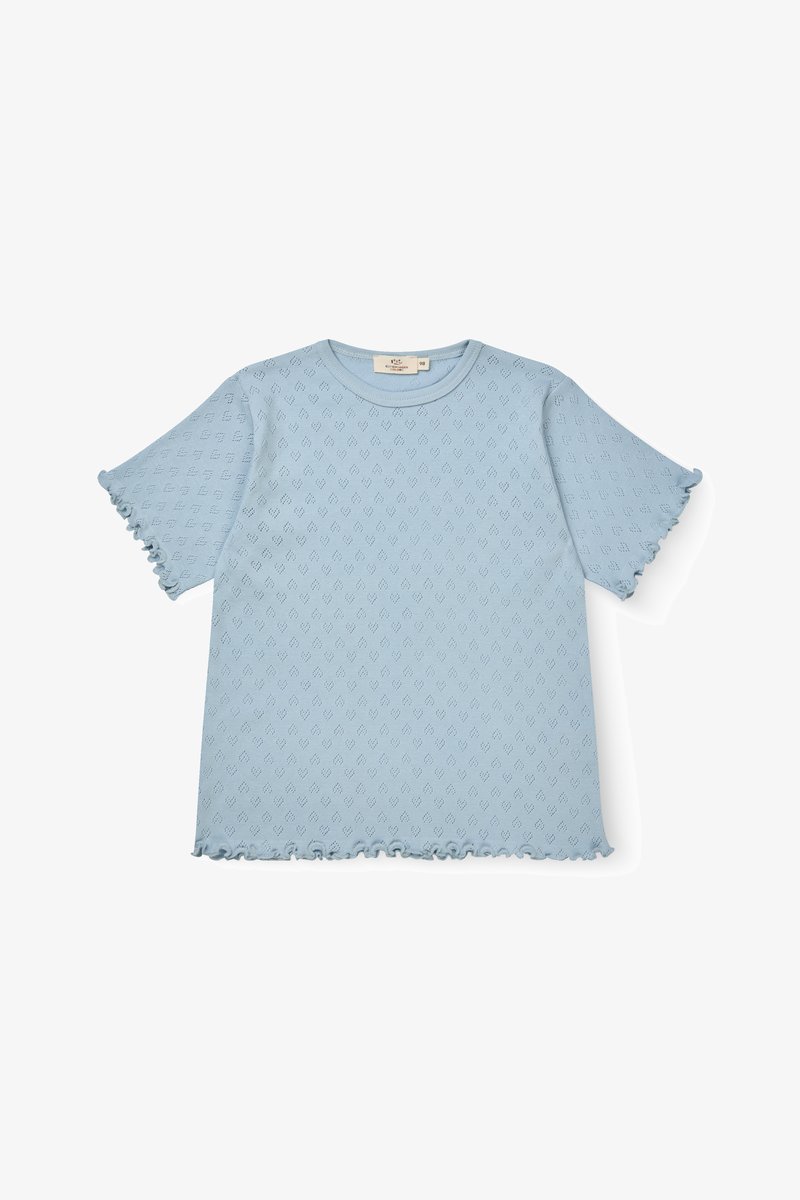 Top lavorato a maglia azzurro chiaro a maniche corte con piccolo motivo a losanghe traforate e bordi arricciati su maniche e orlo, disteso su sfondo bianco.