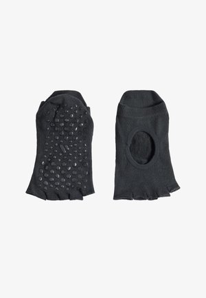 Coppia di calzini da yoga neri con dita aperte, uno mostra punti antiscivolo in silicone sulla suola, l'altro un design ad arco aperto.