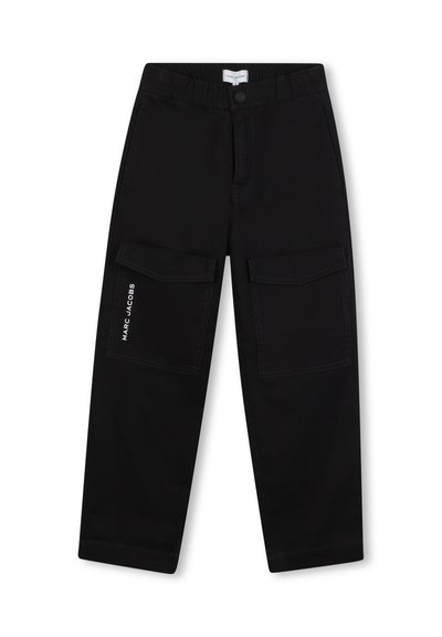 Pantaloni cargo neri realizzati in tessuto intrecciato, con due ampie tasche laterali, un elastico in vita e il logo bianco "Marc Jacobs" sul davanti.