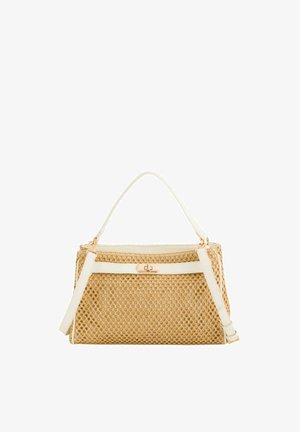Rechthoekige beige geweven handtas met witte leren bies, een bovenhandvat, verstelbare schouderriem en een gouden draaislot.