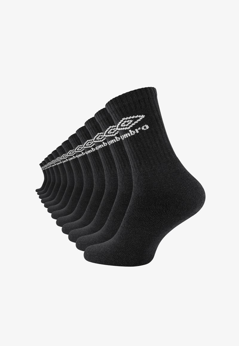 Calzini di cotone neri disposti in fila, con bordi a coste e testo del logo bianco su ogni calzino. Texture liscia, design atletico standard.